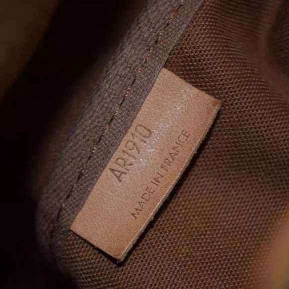 SOLD!!!!Authentic Louis Vuitton Saumur 35 Monogram - Picture 5 of 8